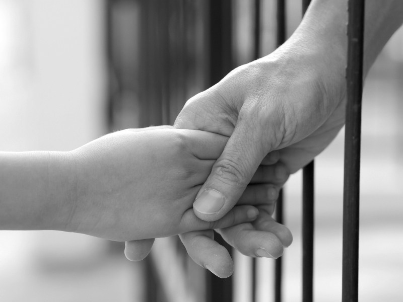 Ο «Ξεχασμένος» κρατούμενος πατέρας και τα παιδιά του